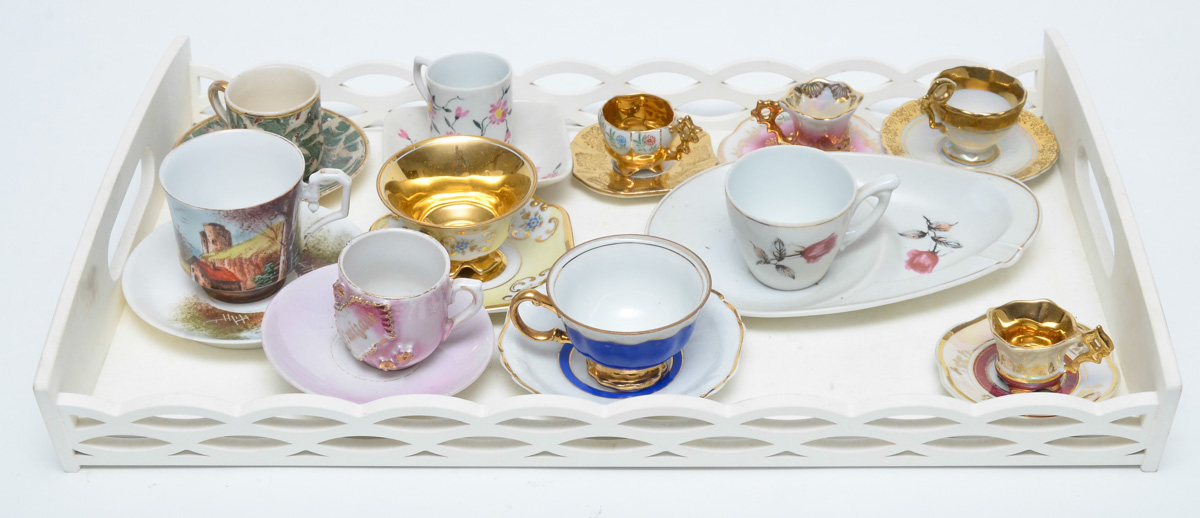 Conjunto com 11 xícaras de porcelana diversas de café, acompanha...