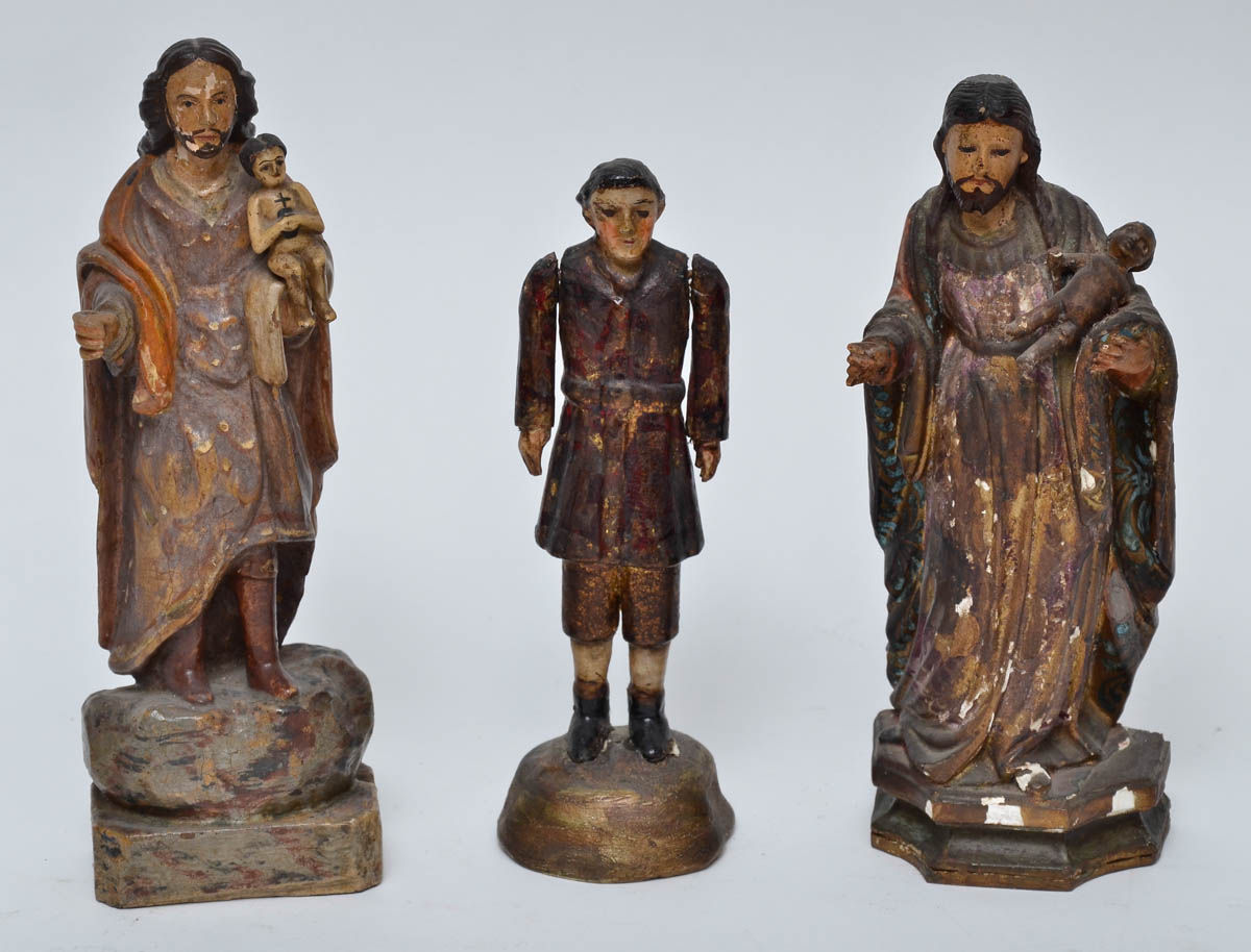 Três imagens diversas de madeira policromada. Alts. 20; 24 e 25 cm.
