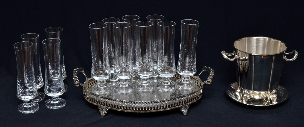 Diversas peças, sendo 12 flutes de cristal, bandeja de metal (36 X...