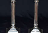 Par de castiçais de metal espessurado a prata, ... - Par de castiçais de metal espessurado a prata, estilo ingles, base quadrada. Alt. 24 cm.