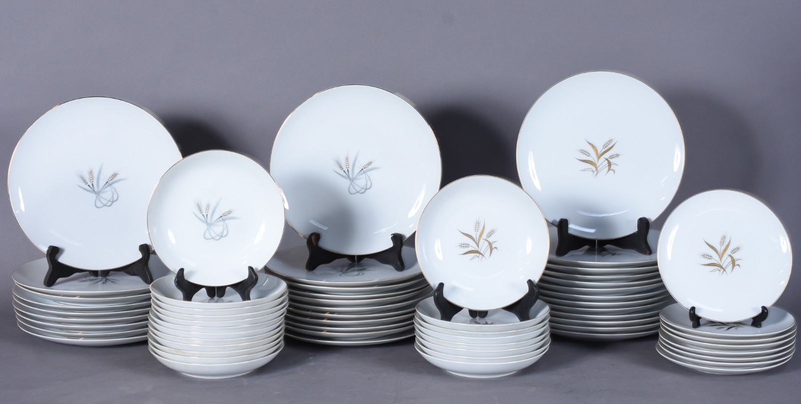 Dois serviços de jantar de porcelana japonesa MEITO, pintados a mão... - foto 1 de 6