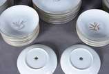 Dois serviços de jantar de porcelana japonesa M... - Dois serviços de jantar de porcelana japonesa MEITO, pintados a mão, sendo um composto de 20 pratos rasos e 13 pratos fundos. O outro serviço, c...