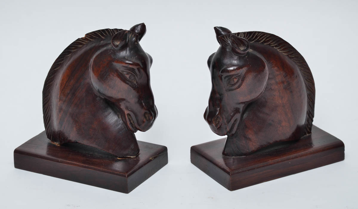 Par de serre-livres de madeira repres.cavalos - Alt. 19 cm.