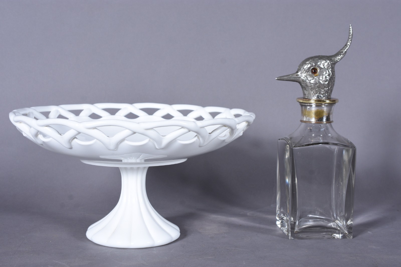 Duas peças, sendo fruteira em milkglass branco de pé alto e borda... - foto 1 de 10