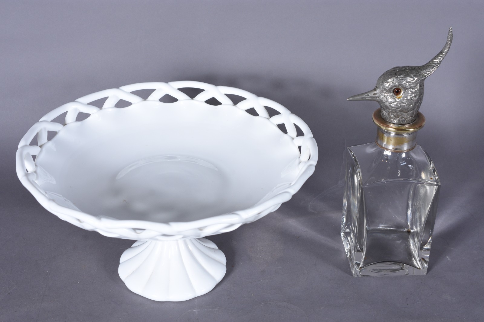 Duas peças, sendo fruteira em milkglass branco de pé alto e borda... - foto 2 de 10