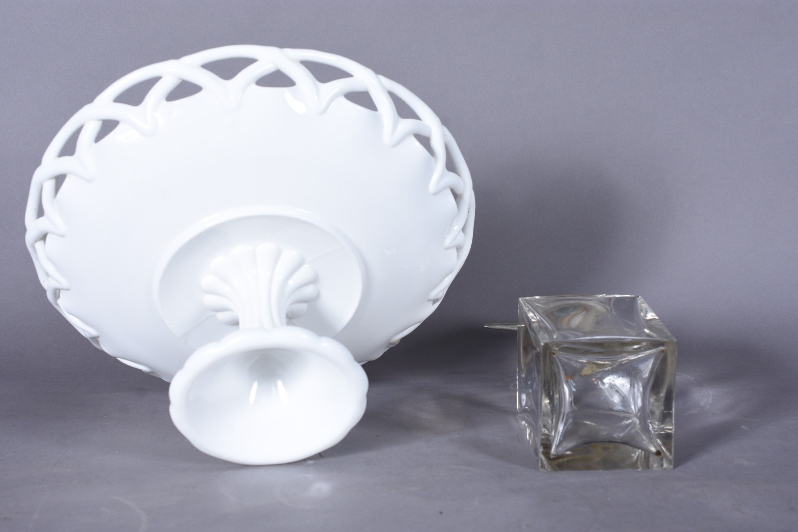 Duas peças, sendo fruteira em milkglass branco de pé alto e borda... - foto 6 de 10