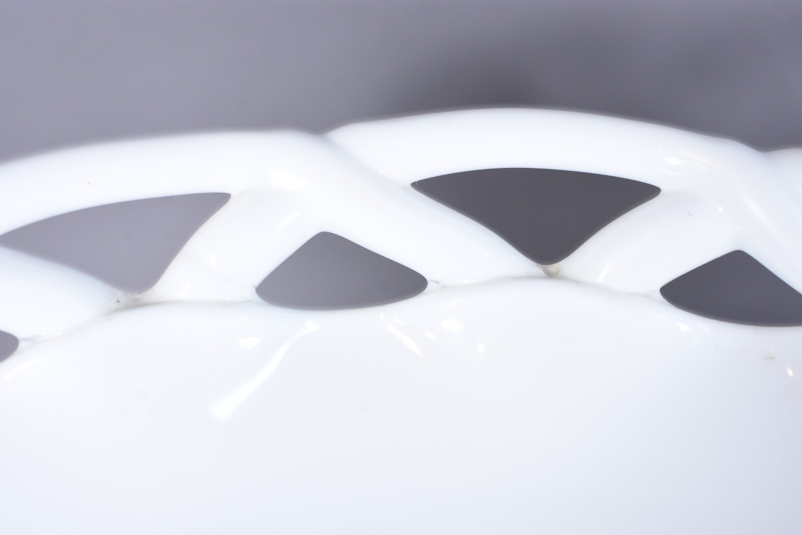 Duas peças, sendo fruteira em milkglass branco de pé alto e borda... - foto 7 de 10