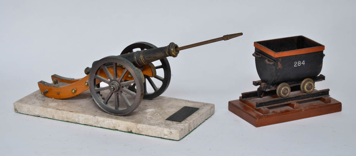 Duas miniaturas, sendo uma de canhão com base de mármore, med. 36 x...