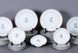 Vista Alegre (1824),  - Serviço de jantar de porcelana portuguesa, decorado com pequenas flores em policromia ao gosto da Cia.das Indias, composto de: 24 pratos rasos (10 pra