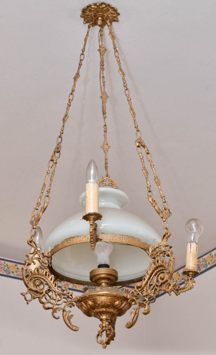 Lanterna de metal dourado com cúpula opalinada, alt.total 1,15 m.