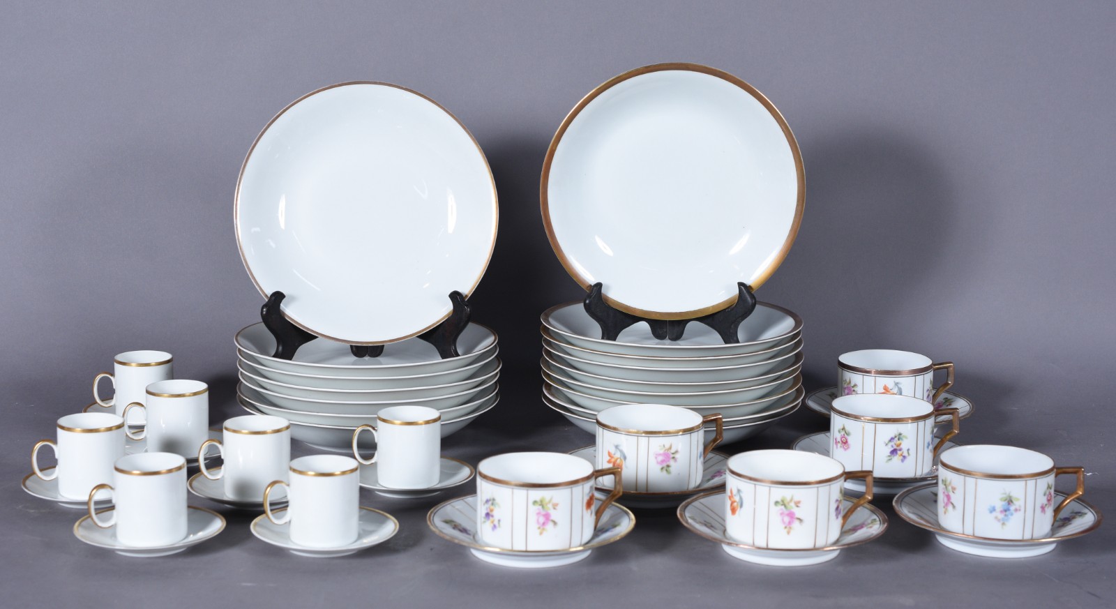 Aparelho de jantar e café de porcelana Renner na cor branca com friso... - foto 1 de 10