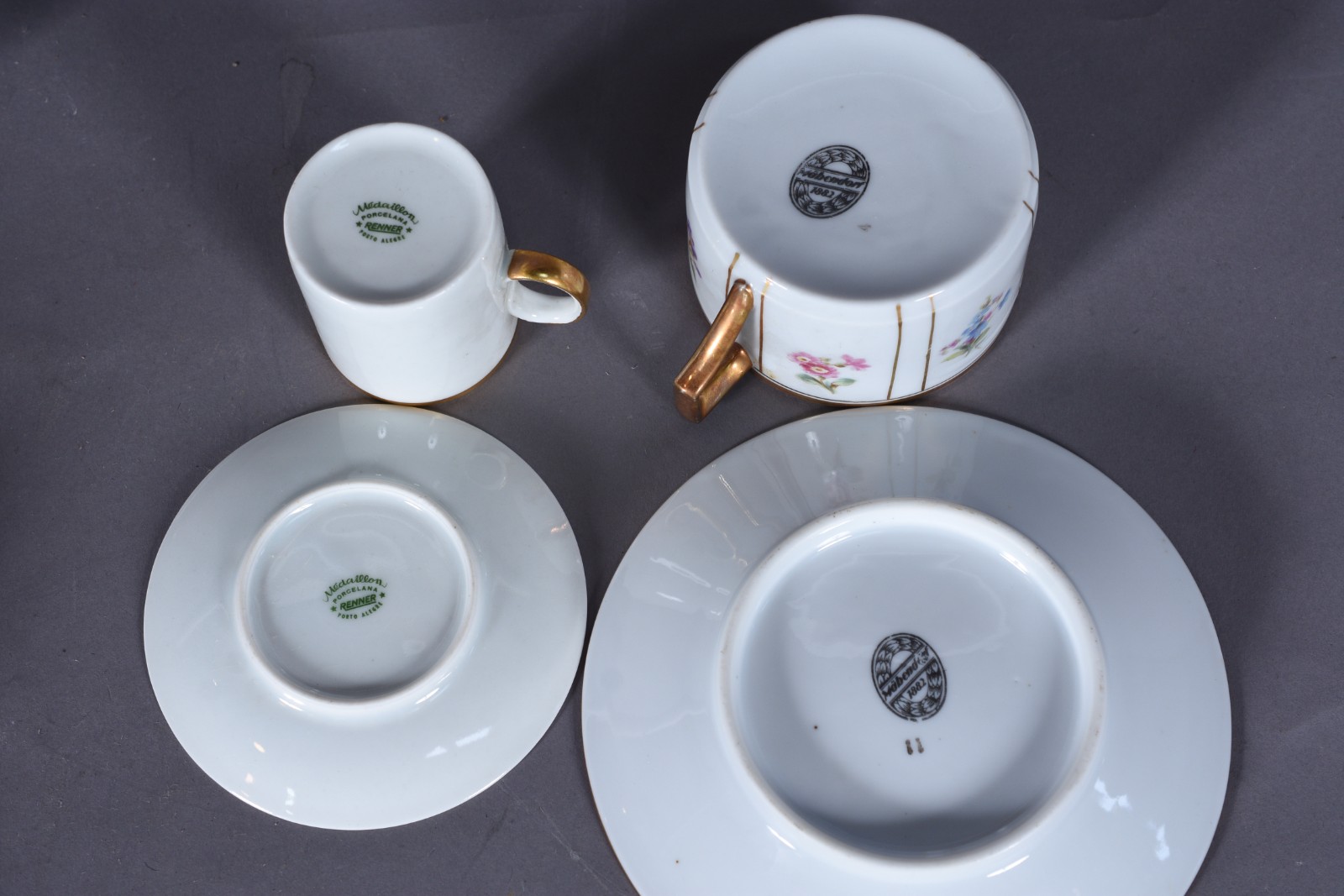 Aparelho de jantar e café de porcelana Renner na cor branca com friso... - foto 6 de 10