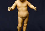 MENINO JESUS - Antiga imagem de madeira policro... - MENINO JESUS - Antiga imagem de madeira policromada, olhos de vidro e resplendor de prata. Alt.total 30 cm. Séc.XIX
