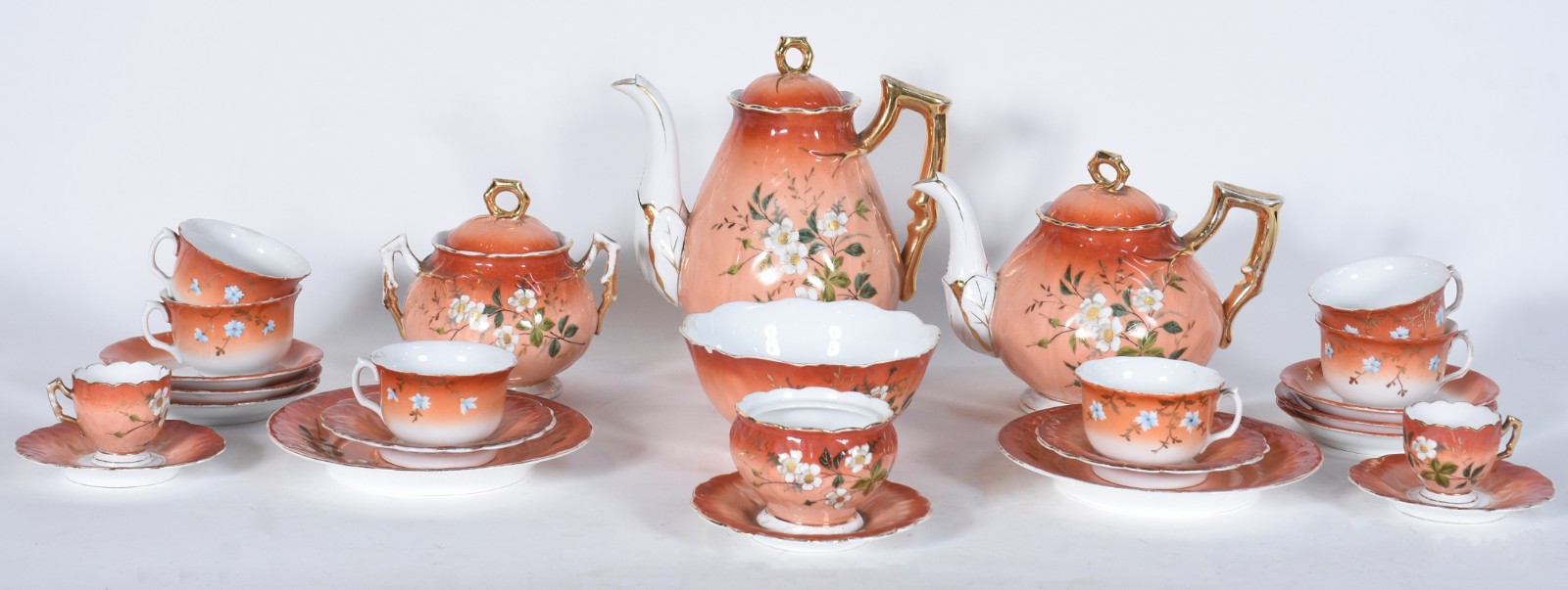 Serviço de chá de porcelana francesa na cor coral com flores em... - foto 1 de 6