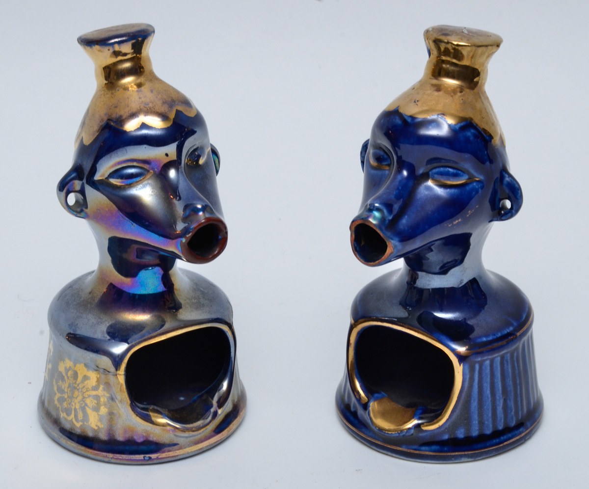 Par de cinzeiros de porcelana na cor azul cobalto repres. figuras...