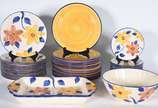 Luis Salvador,  - Serviço de jantar de cerâmica composto de:12 pratos rasos, 12 souplats ( 2 com lascados - mínimos bicados), 12 pratos de sobremesa, bowl e travessa. T