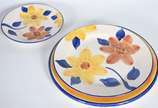 Luis Salvador,  - Serviço de jantar de cerâmica composto de:12 pratos rasos, 12 souplats ( 2 com lascados - mínimos bicados), 12 pratos de sobremesa, bowl e travessa. T