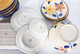 Luis Salvador,  - Serviço de jantar de cerâmica composto de:12 pratos rasos, 12 souplats ( 2 com lascados - mínimos bicados), 12 pratos de sobremesa, bowl e travessa. T