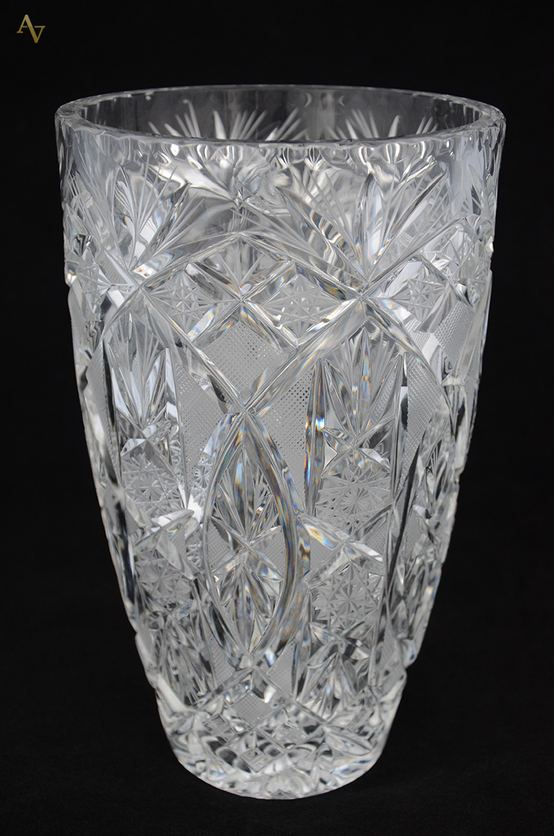 Vaso de cristal tcheco lapidado. Altura 26 cm e diâmetro boca 15,5 cm.