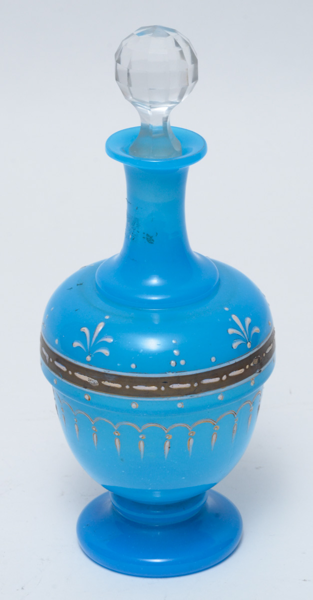 Licoreira de opalina azul com guirlandas esmaltadas em branco e...