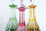 Belíssimo conjunto com 3 garrafas de cristal eu... - Belíssimo conjunto com 3 garrafas de cristal europeu lapidado doublé em diversas cores (rubi, verde e amarelo), suporte de prata contraste 800 m...
