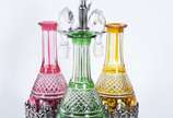 Belíssimo conjunto com 3 garrafas de cristal eu... - Belíssimo conjunto com 3 garrafas de cristal europeu lapidado doublé em diversas cores (rubi, verde e amarelo), suporte de prata contraste 800 m...