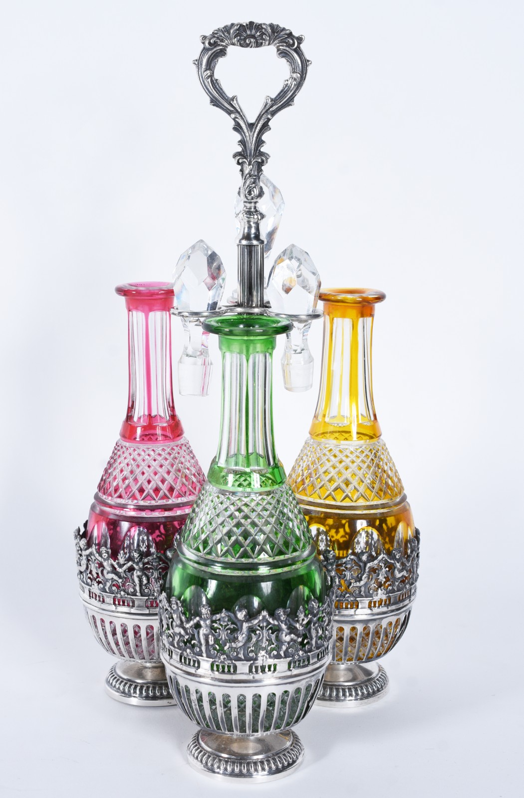 Belíssimo conjunto com 3 garrafas de cristal europeu lapidado doublé... - foto 2 de 10