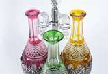 Belíssimo conjunto com 3 garrafas de cristal eu... - Belíssimo conjunto com 3 garrafas de cristal europeu lapidado doublé em diversas cores (rubi, verde e amarelo), suporte de prata contraste 800 m...