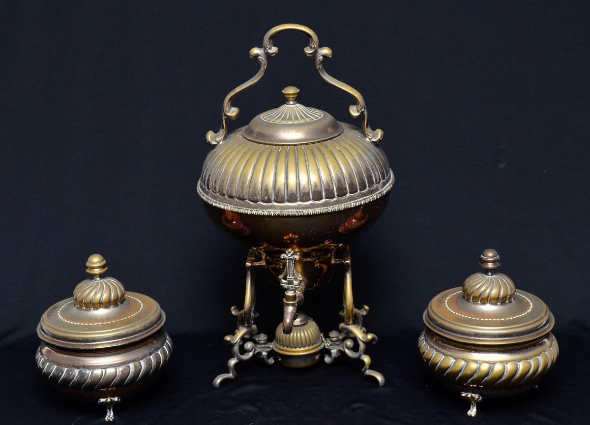 Samovar de metal prateado estilo ingles( alt. 44 cm) e 2 bombonieres...