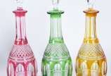 Belíssimo conjunto com 3 garrafas de cristal eu... - Belíssimo conjunto com 3 garrafas de cristal europeu lapidado doublé em diversas cores (rubi, verde e amarelo), suporte de prata contraste 800 m...
