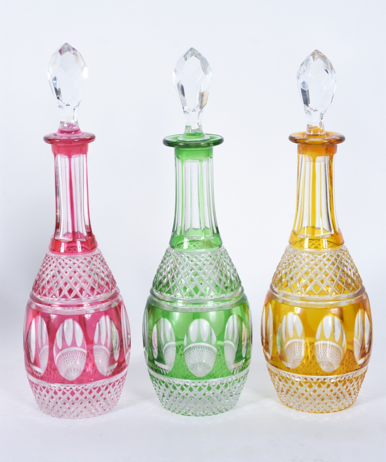Belíssimo conjunto com 3 garrafas de cristal europeu lapidado doublé... - foto 4 de 10