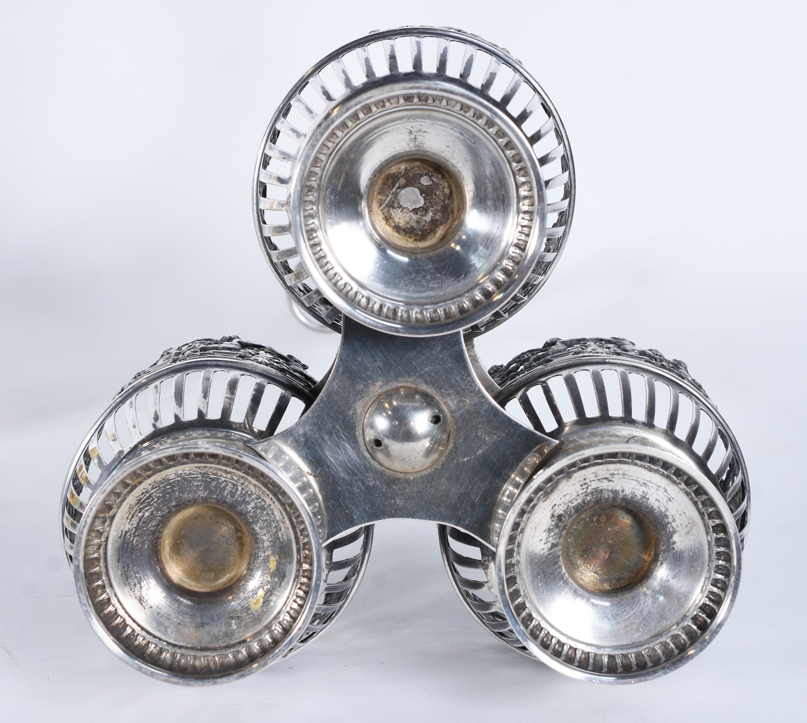 Belíssimo conjunto com 3 garrafas de cristal europeu lapidado doublé... - foto 6 de 10