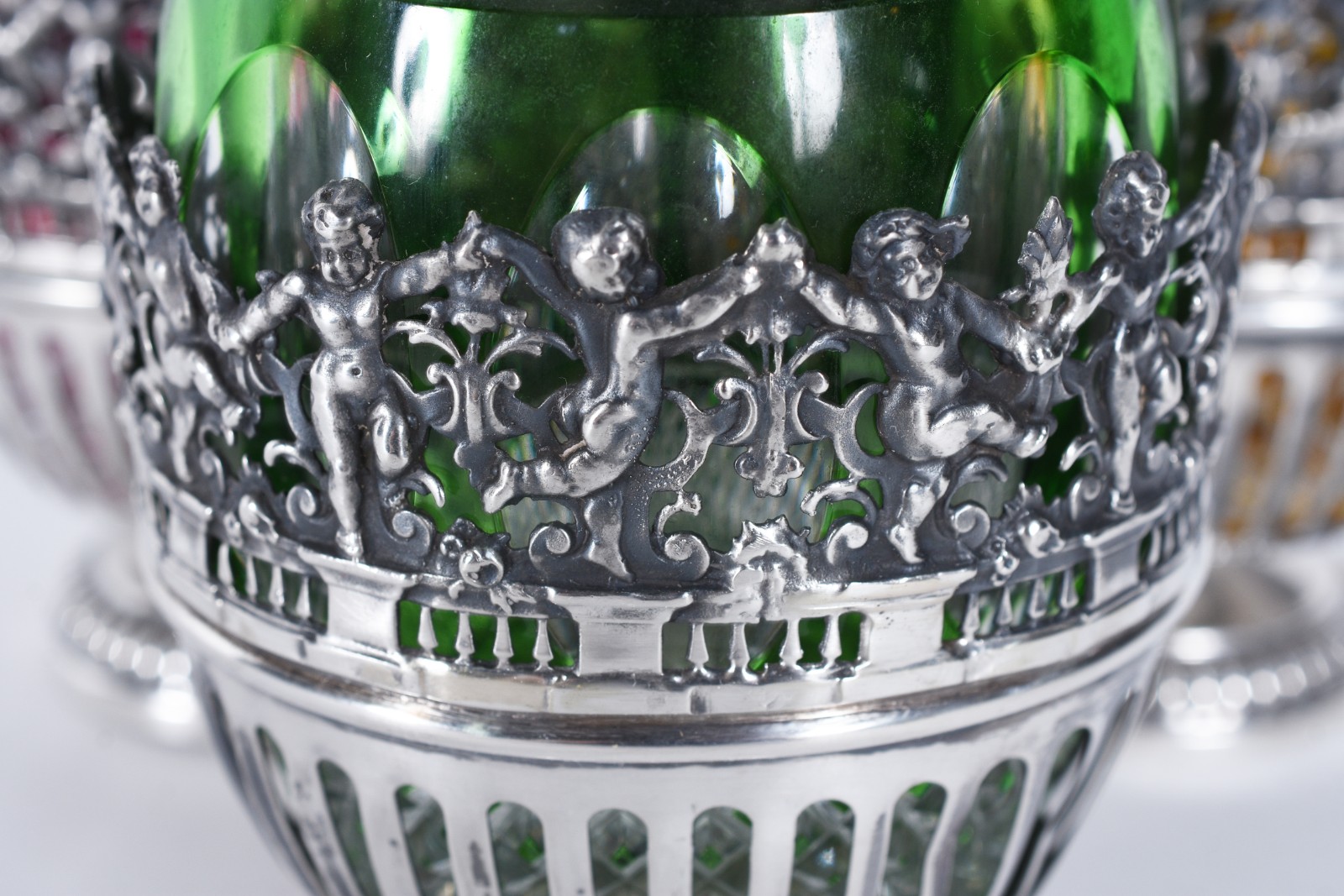 Belíssimo conjunto com 3 garrafas de cristal europeu lapidado doublé... - foto 8 de 10