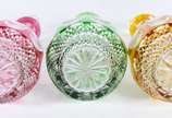 Belíssimo conjunto com 3 garrafas de cristal eu... - Belíssimo conjunto com 3 garrafas de cristal europeu lapidado doublé em diversas cores (rubi, verde e amarelo), suporte de prata contraste 800 m...