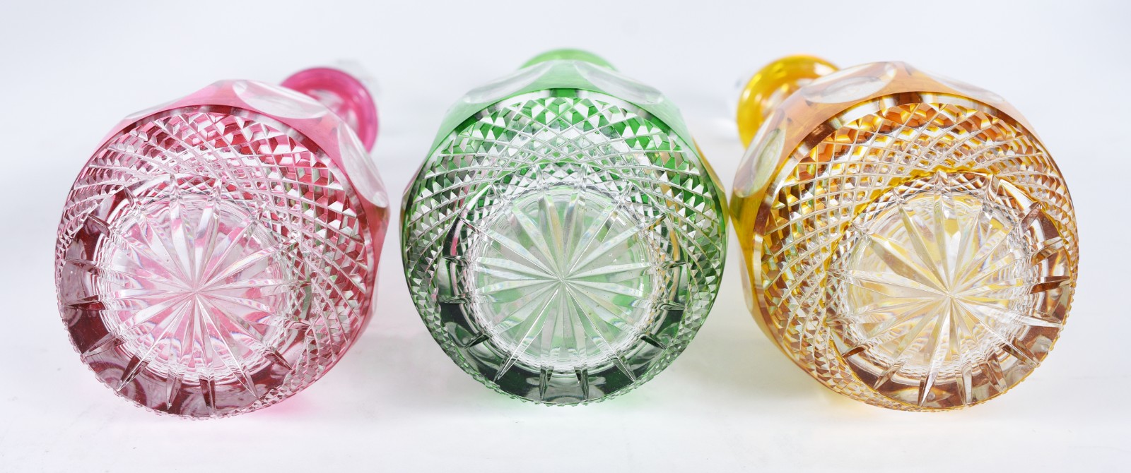 Belíssimo conjunto com 3 garrafas de cristal europeu lapidado doublé... - foto 9 de 10