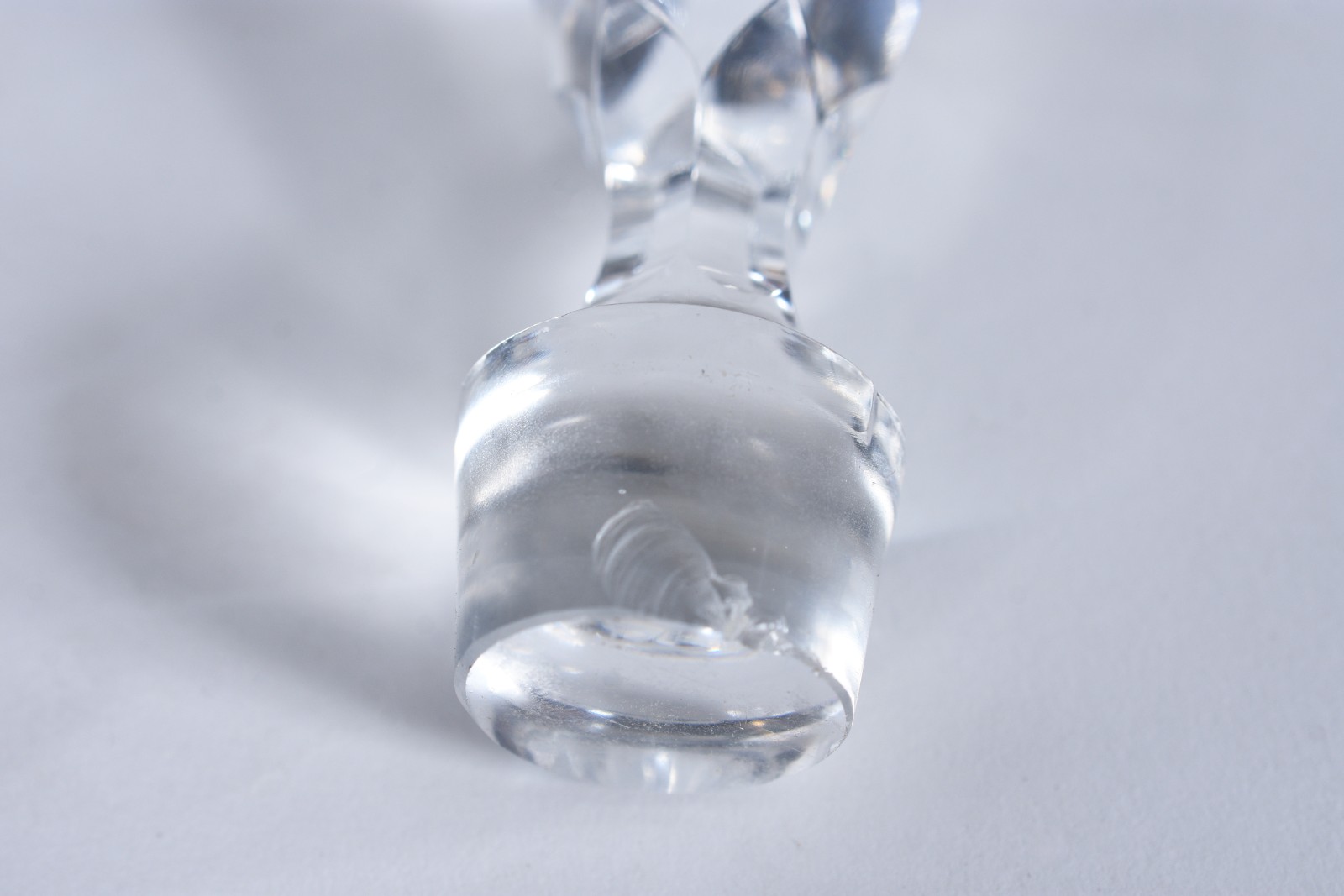 Belíssimo conjunto com 3 garrafas de cristal europeu lapidado doublé... - foto 10 de 10