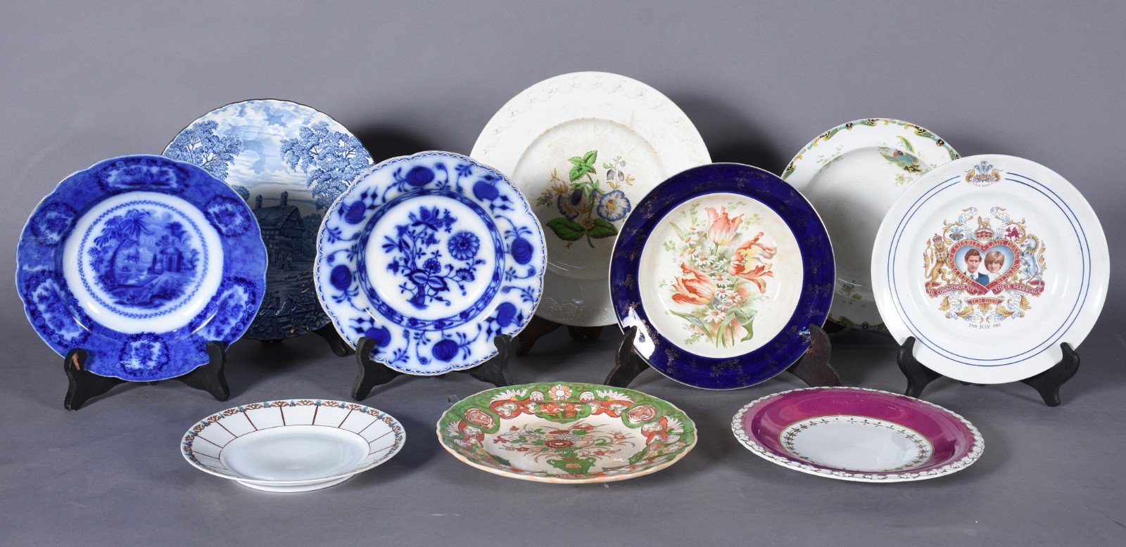 Dez pratos de porcelana, diversas procedências. Desgastes, craquelê e... - foto 1 de 8