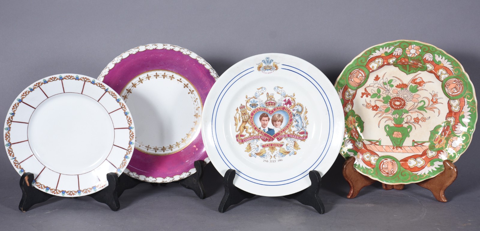 Dez pratos de porcelana, diversas procedências. Desgastes, craquelê e... - foto 2 de 8