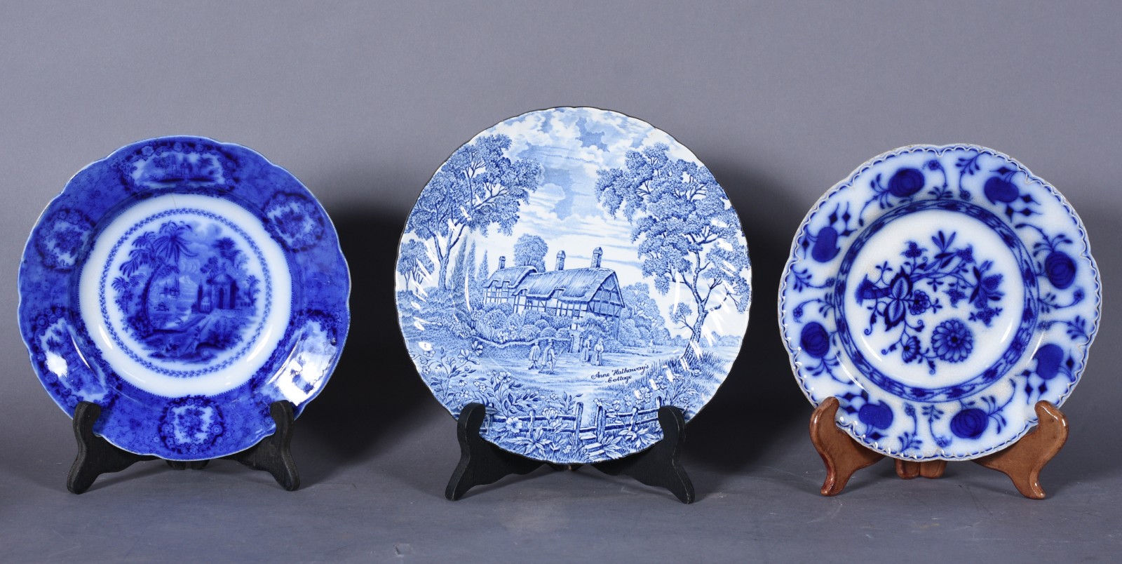 Dez pratos de porcelana, diversas procedências. Desgastes, craquelê e... - foto 3 de 8