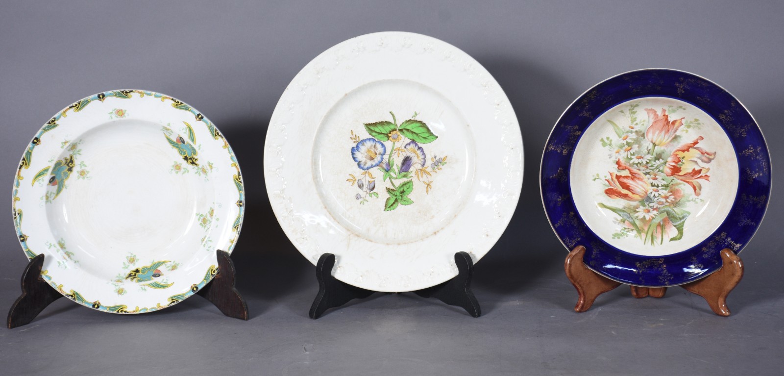 Dez pratos de porcelana, diversas procedências. Desgastes, craquelê e... - foto 4 de 8