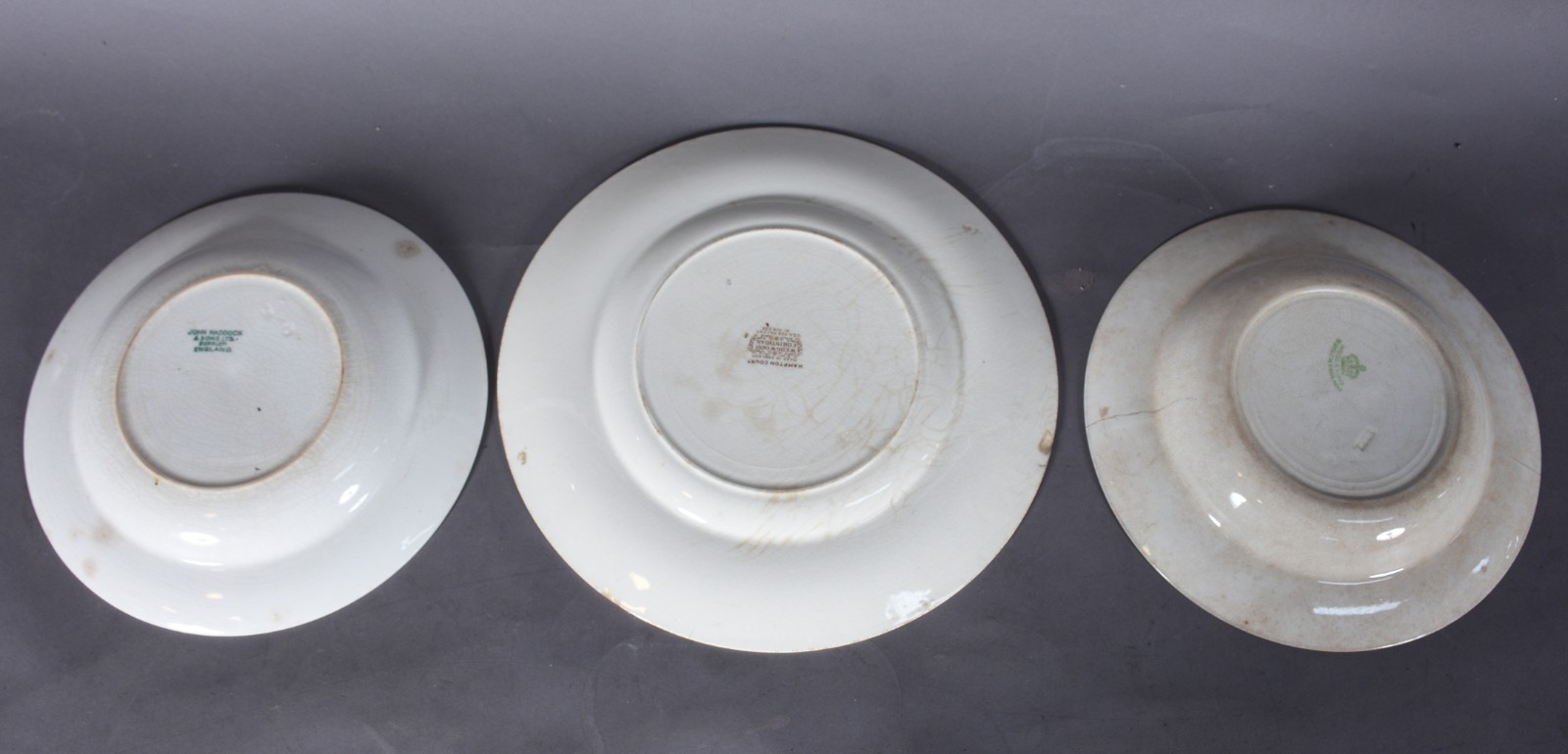 Dez pratos de porcelana, diversas procedências. Desgastes, craquelê e... - foto 5 de 8
