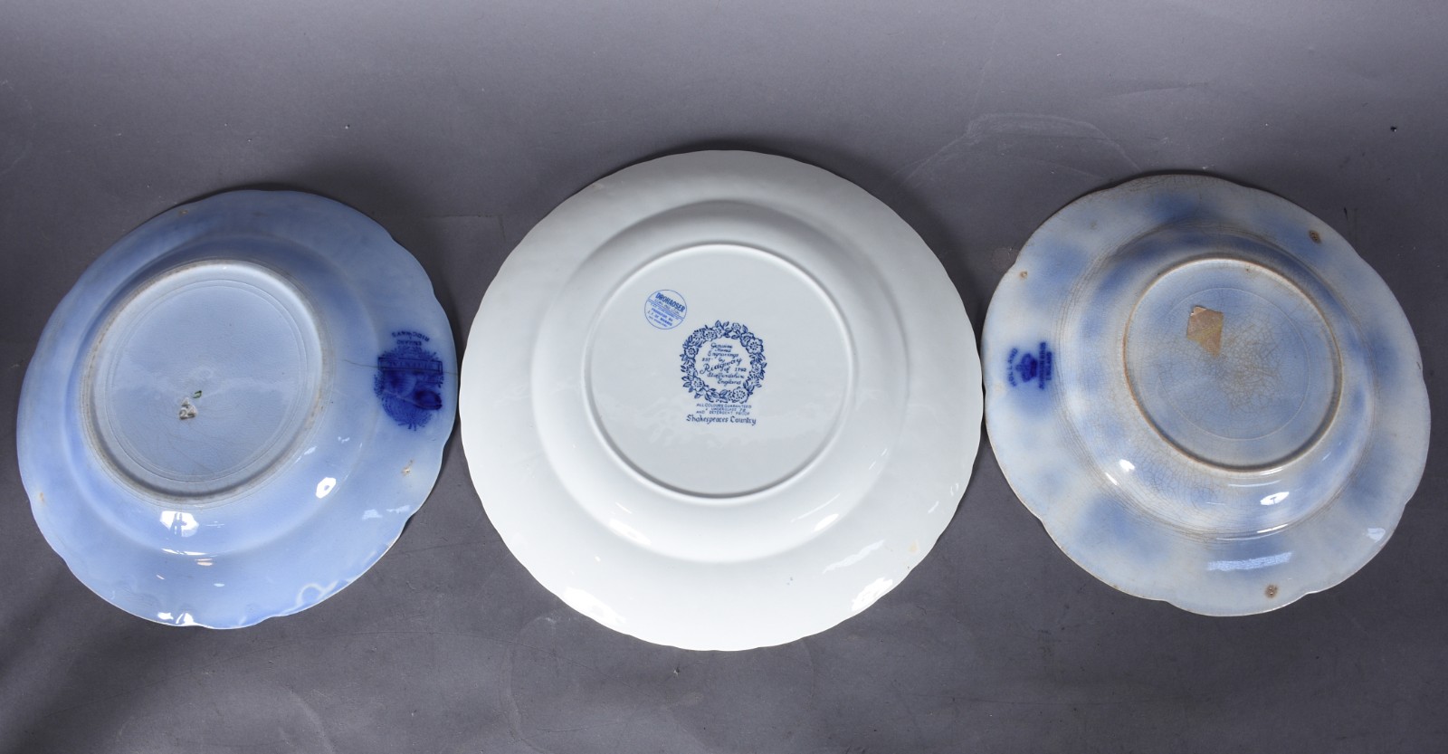 Dez pratos de porcelana, diversas procedências. Desgastes, craquelê e... - foto 6 de 8