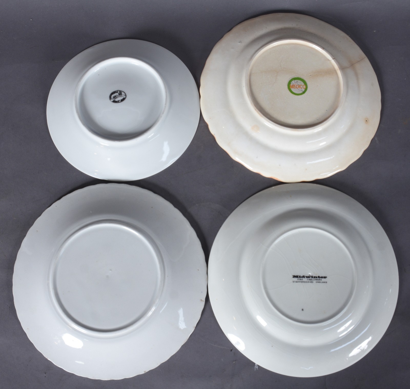 Dez pratos de porcelana, diversas procedências. Desgastes, craquelê e... - foto 7 de 8