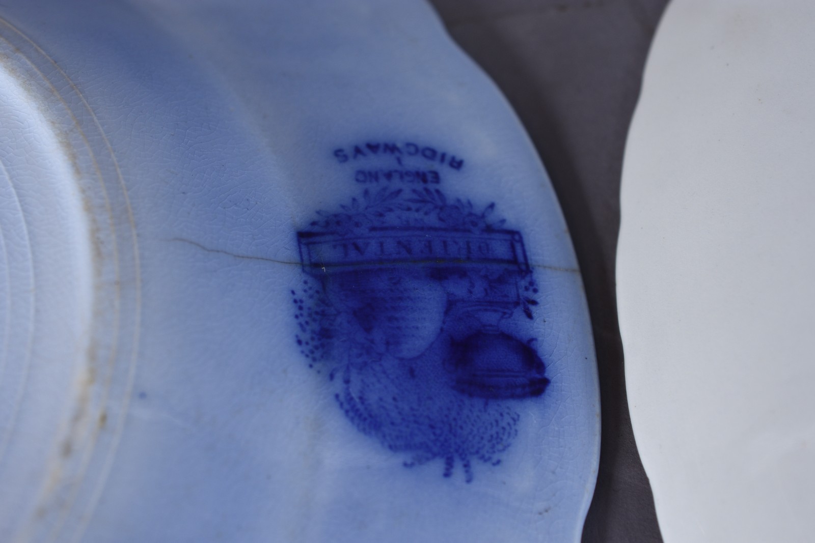 Dez pratos de porcelana, diversas procedências. Desgastes, craquelê e... - foto 8 de 8
