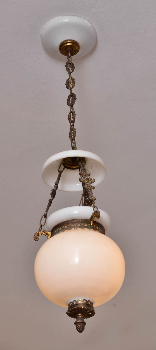 Lanterna de metal dourado com opalina. Alt. total 78 cm.