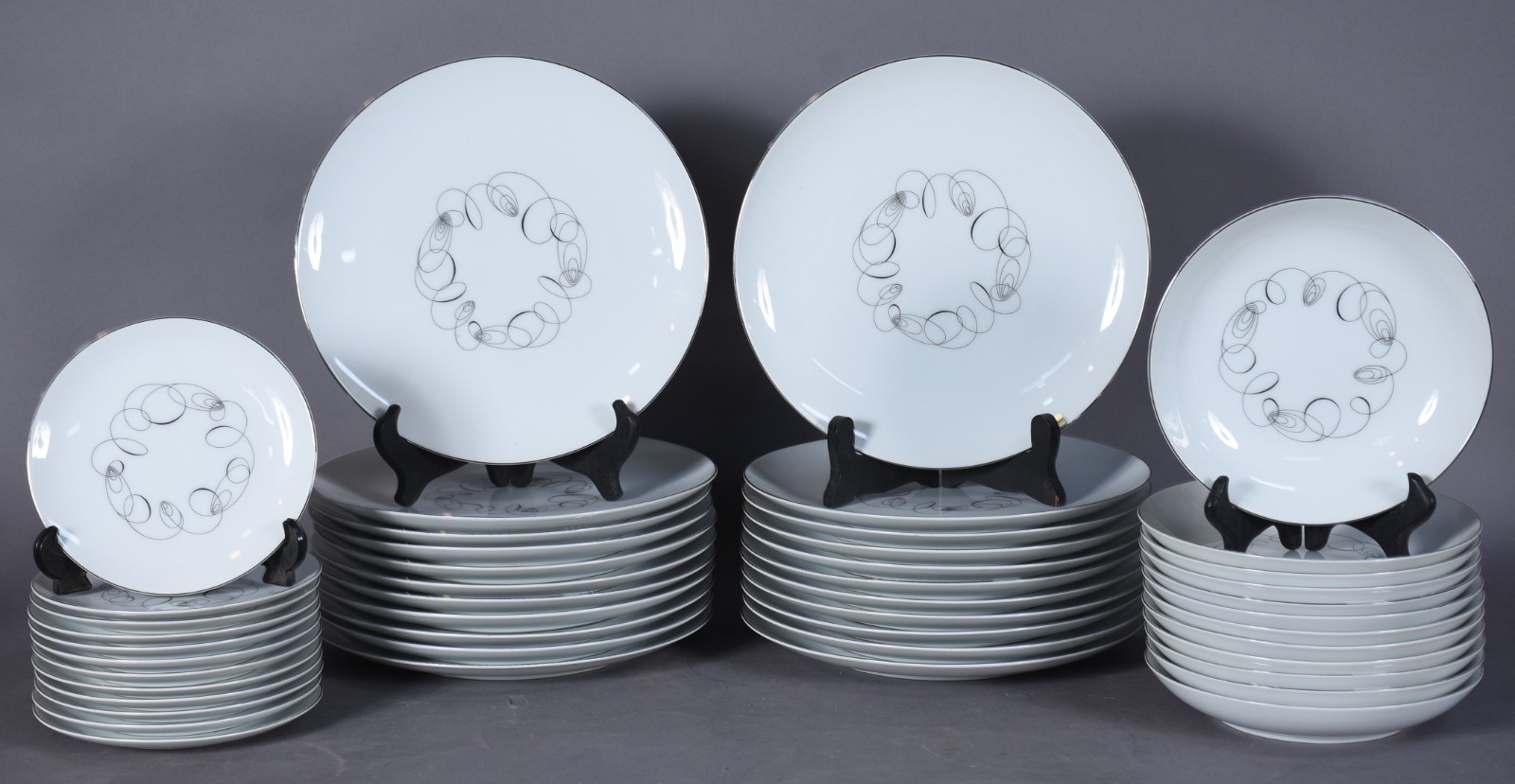 Serviço de jantar de porcelana japonesa MEITO, na cor branca decorada... - foto 1 de 7