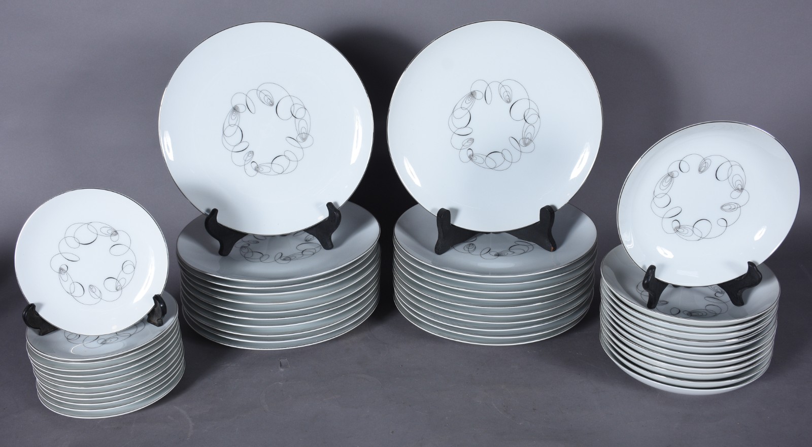 Serviço de jantar de porcelana japonesa MEITO, na cor branca decorada... - foto 2 de 7