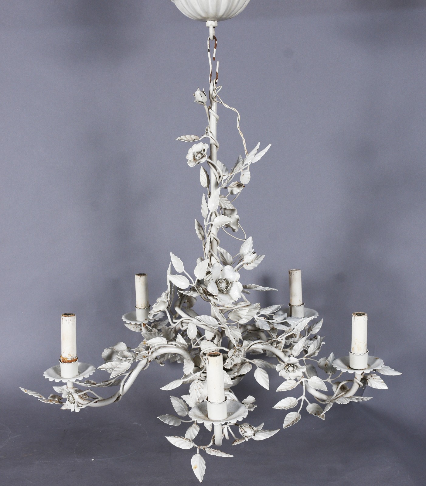 Lustre de metal patinado de branco para 5 luzes, decorado com... - foto 1 de 6