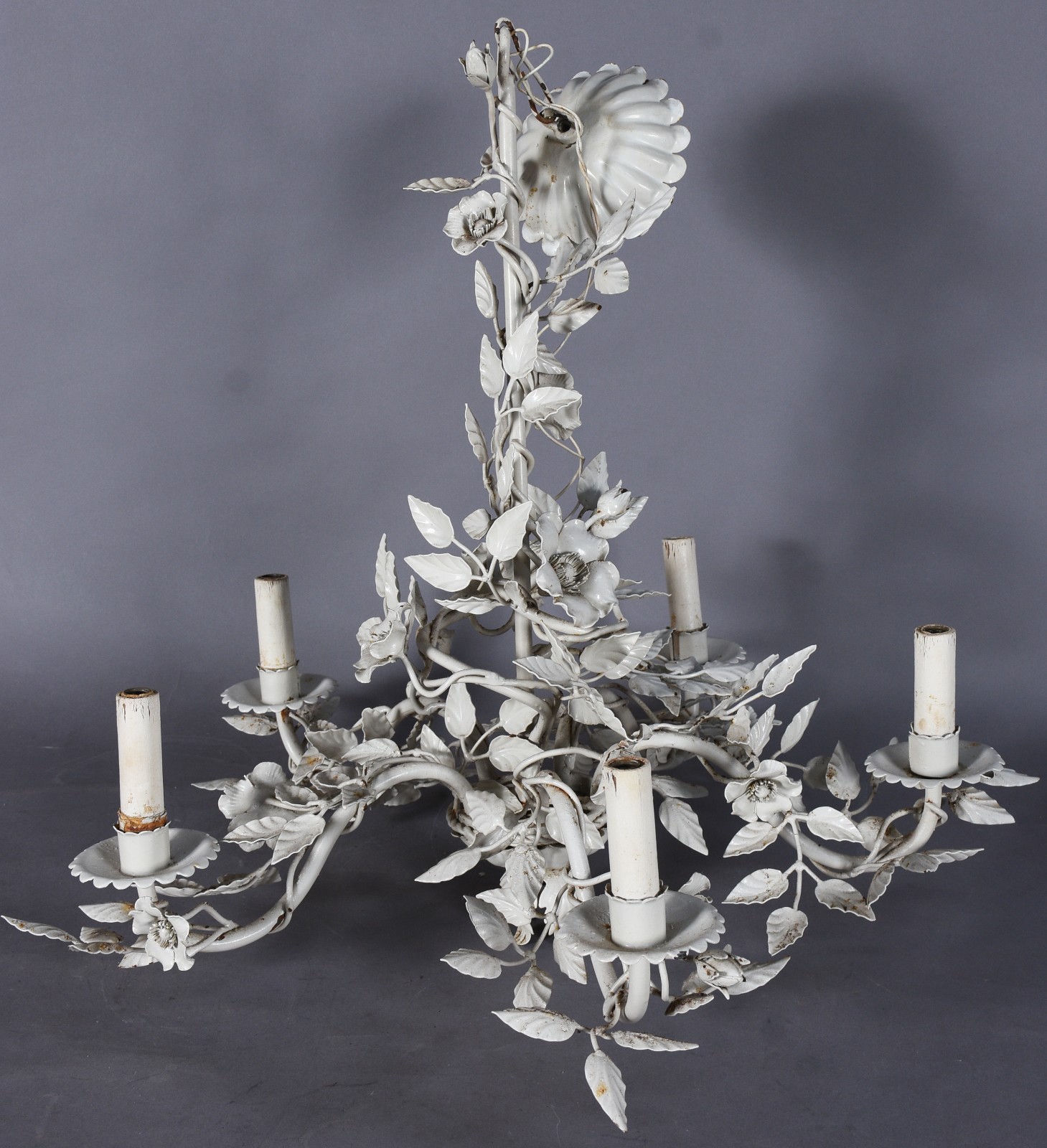 Lustre de metal patinado de branco para 5 luzes, decorado com... - foto 2 de 6