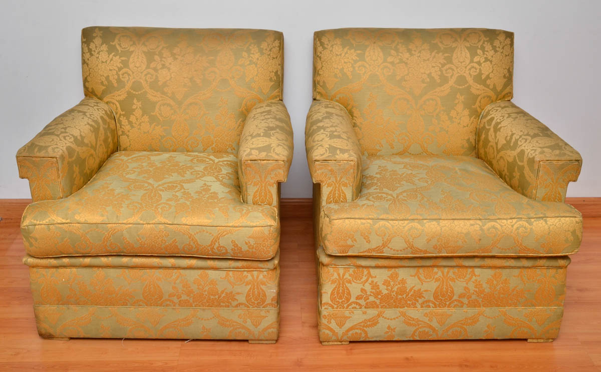 Par de poltronas estofadas e forradas com tecido adamascado na cor...